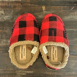 Deer stagz slipperooz. Size 4 boys
